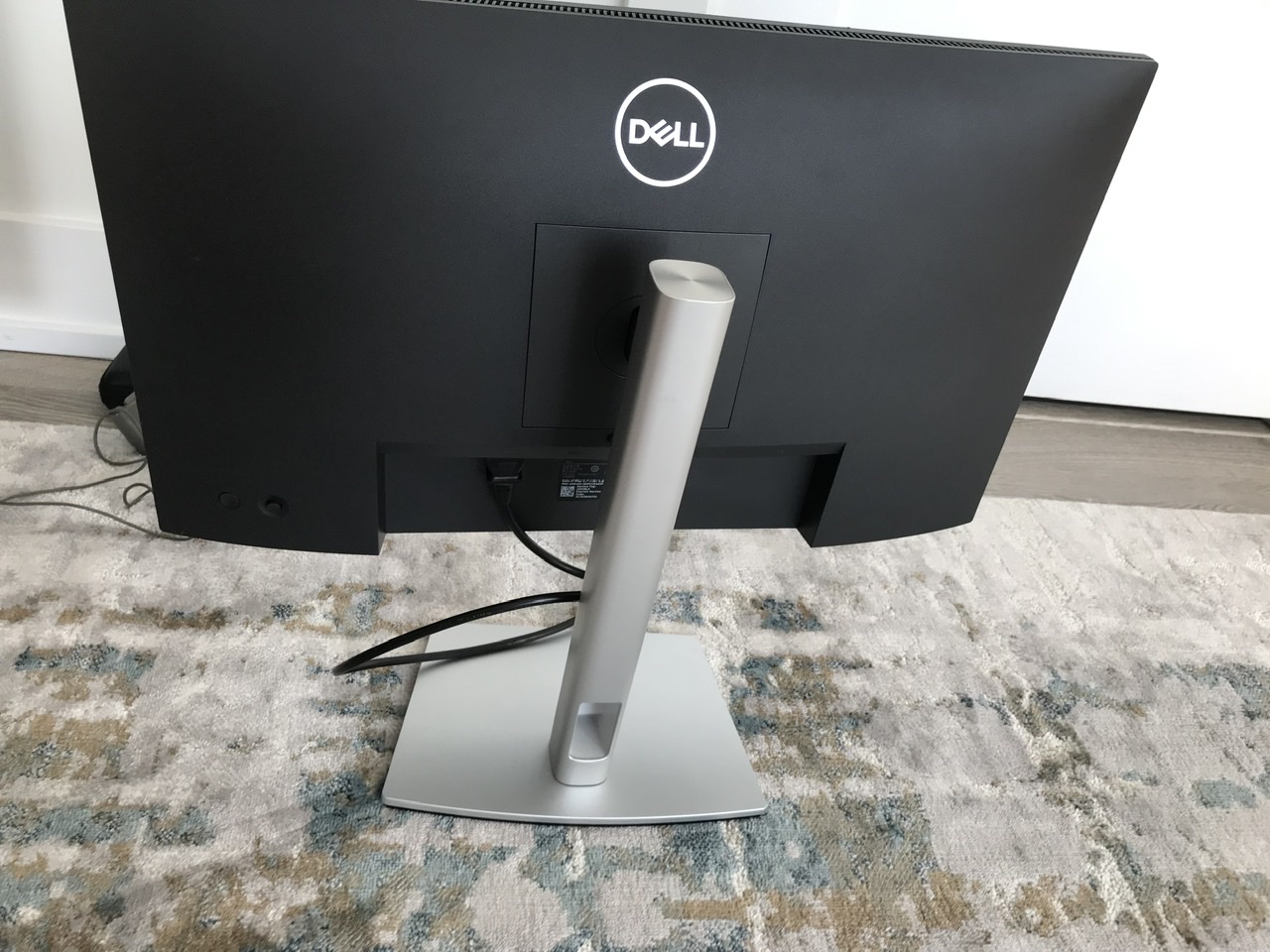 Monitor DELL 24’ Full HD 1080p.